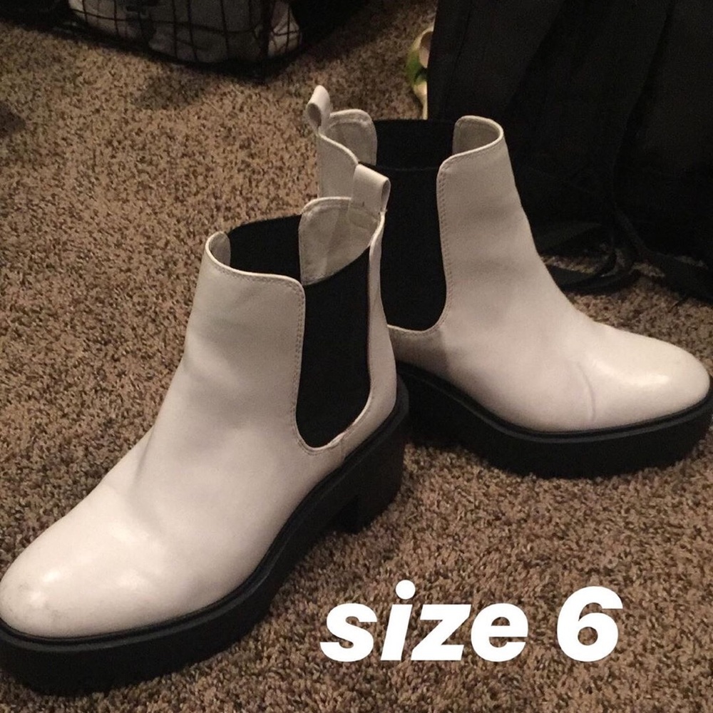 WHITE CHUNKY BOOT